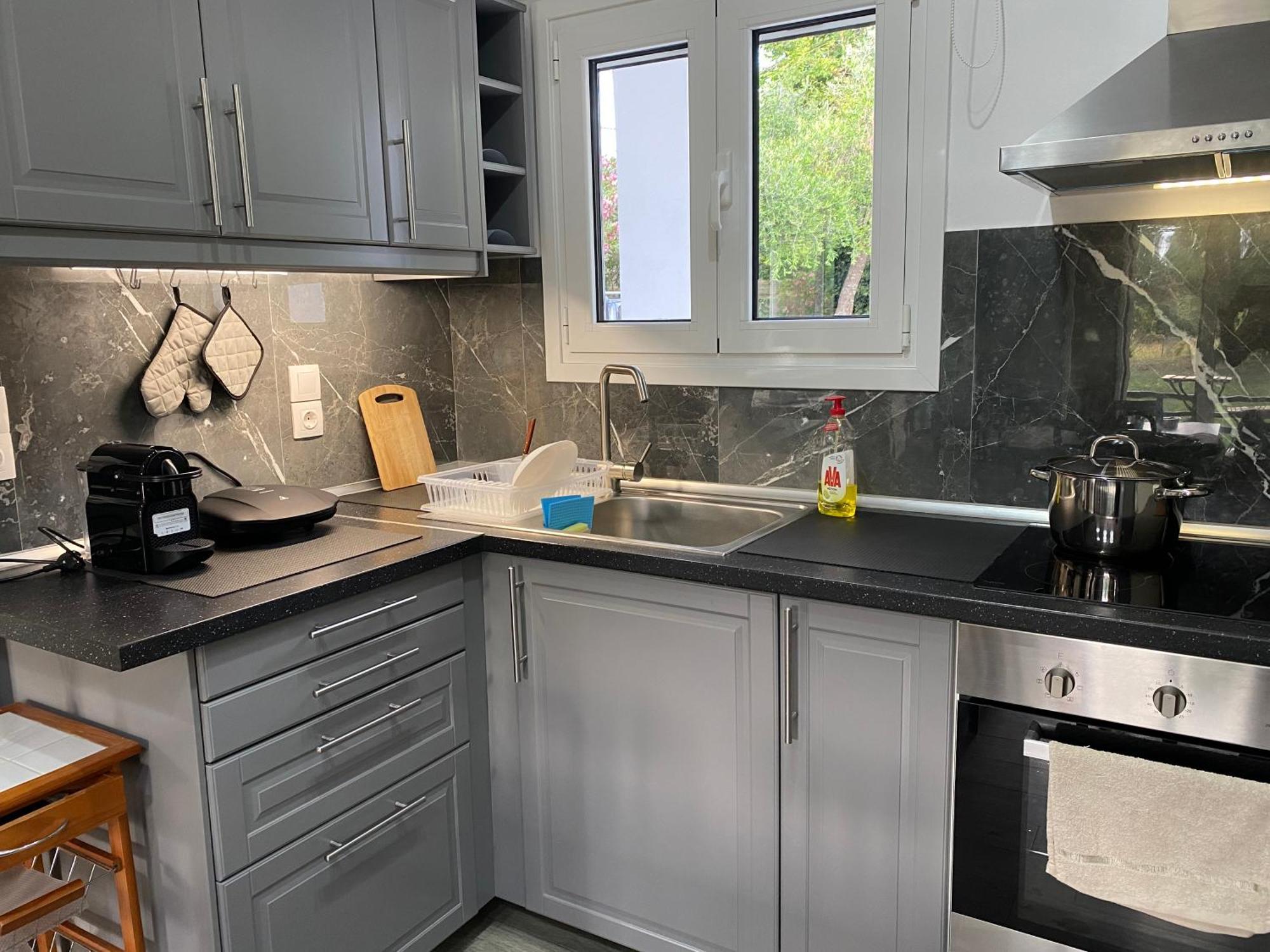 Alexander Apartments Рода Екстериор снимка