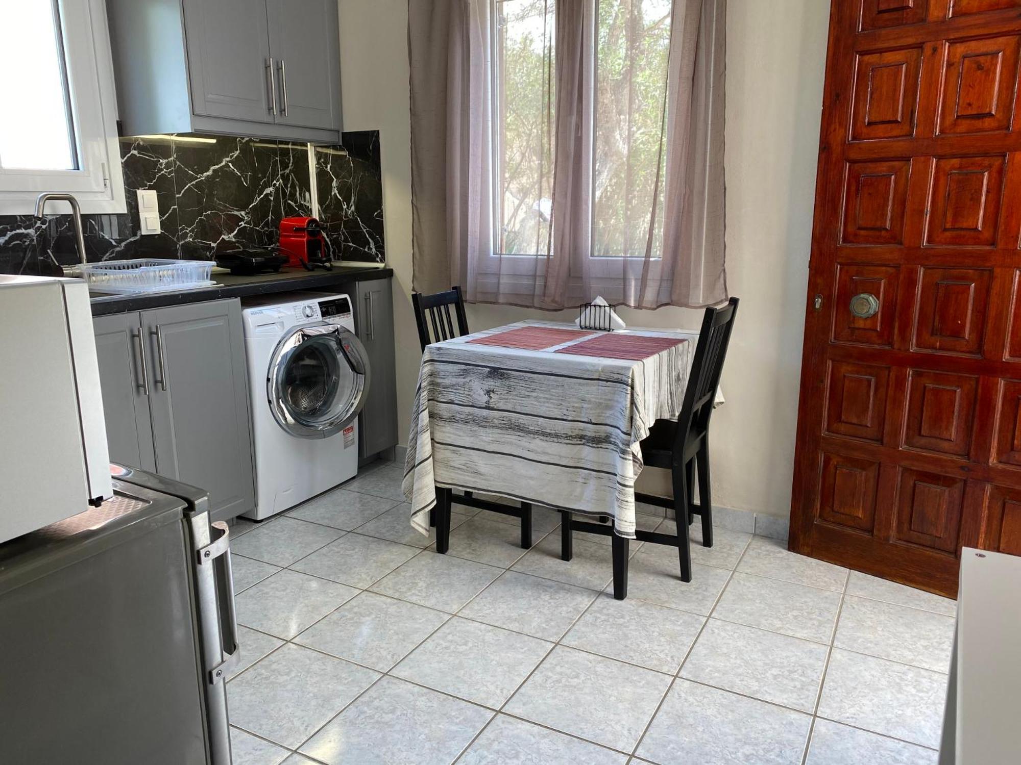 Alexander Apartments Рода Екстериор снимка
